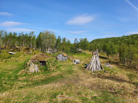 Foto av gammer og kulturlandskap på Vilgesvarre