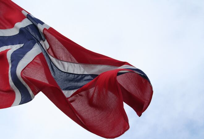 det norske flagg i vinden