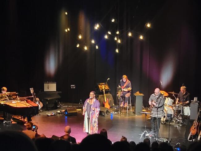Fire men på scene i Hamsunsenteret spiller piano, gitar og trommel, dame synger