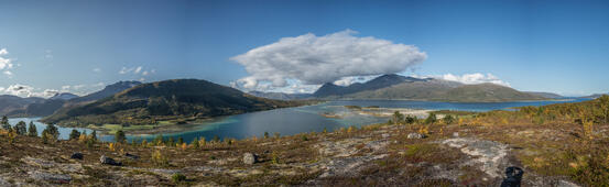 Foto av Ramsundet og fjellene rundt