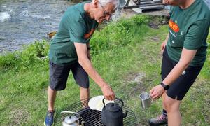 Gunnar og Thale ved bålpanna