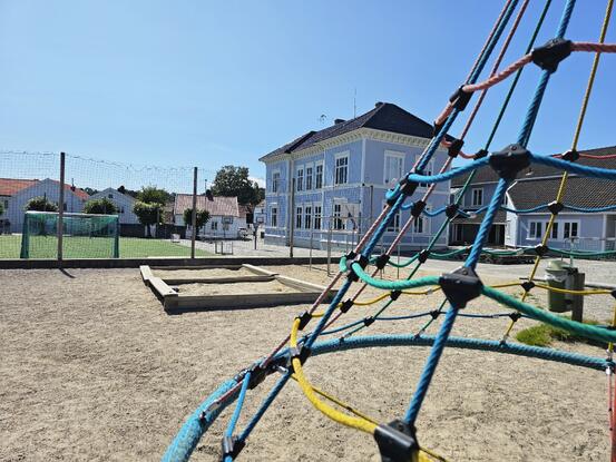 Brentemoen skole med uteområdet i forgrunnen