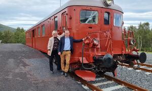 Vanja Elvenes og Bjørn-Tore Sørensen ved toget på øvingsfeltet