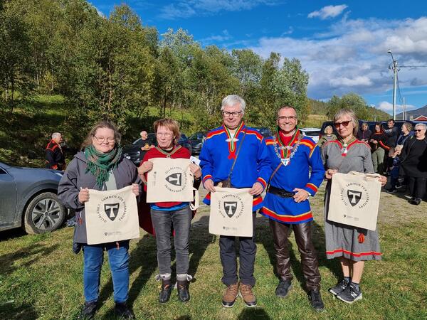 Tjeldsund kommune overrakte tøynett med kommunelogo