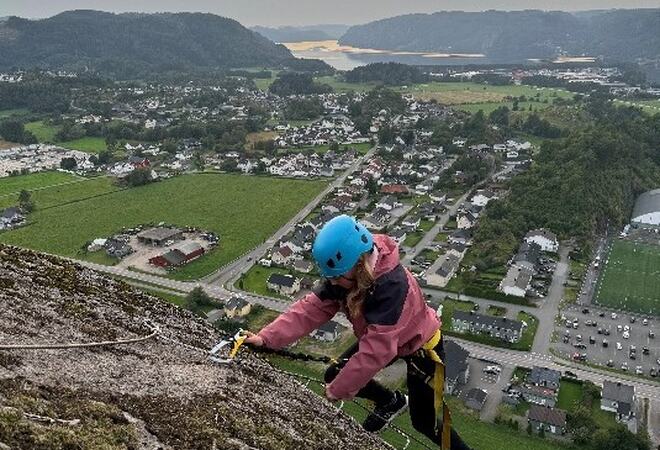 Ungdom som klatrer opp Via Ferrata