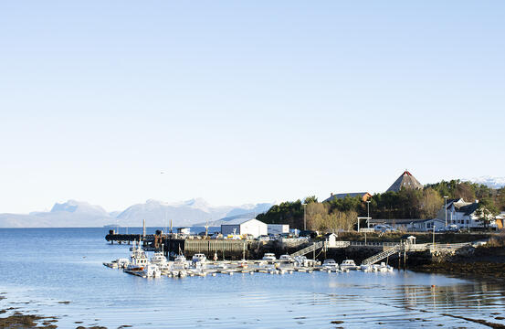 Tysfjorden med Drag kai og Árran i bakgrunn