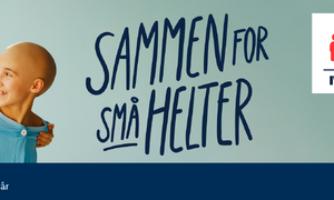 To smilende barn, en er uten hår på grunn av kreft