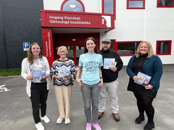 Britt Kristoffersen Løksa, Ann Irene Sæter, Karina Thorbergsen, Per Elling Braseth-Ellingsen og Kristin Tidemann Sandnes står ved Hamarøyhallen