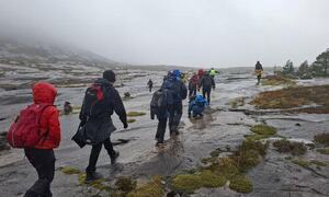 Elever går fjelltur i regn og vind