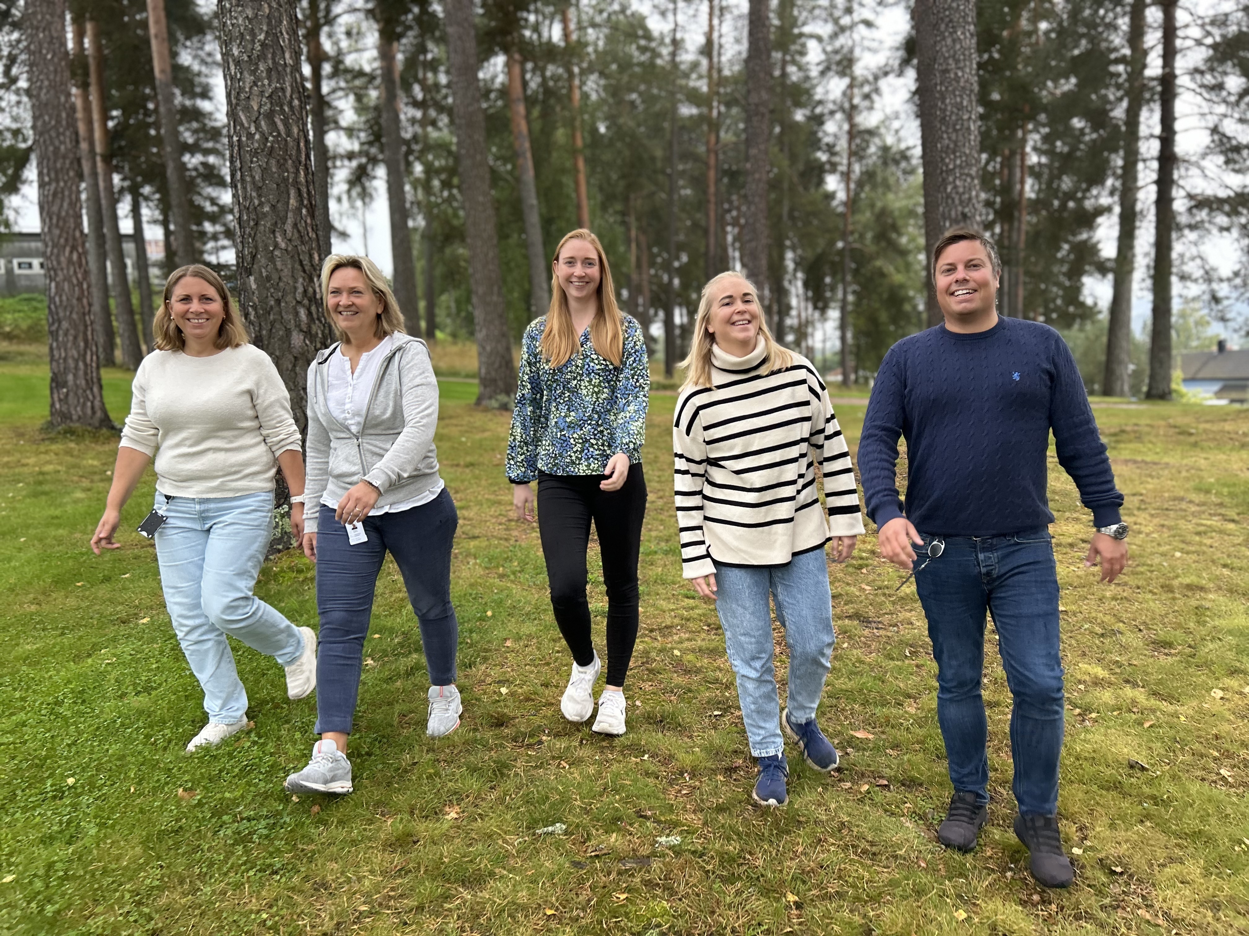 Fra venstre: helsefagarbeider Susanne Norli, fysioterapeut Ingeborg Åhlander, ergoterapeut Caroline Langhelle, sykepleier Stine Solberg og tjenesteleder Fredrik Gundersen. Foto: Eivind Kopland