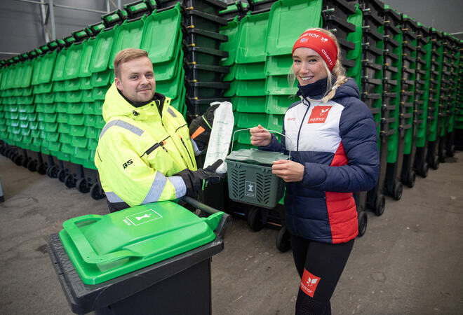 Foto: Kariann Bjørnerøy, Polaris Marked Nord». Bildet viser renovatør hos Senja Avfall Ruben Bogstrand og langrennsløper Ingrid Andrea Gulbrandsen som er med på a spre budskapet om kildesortering i Midt-Troms. Gulbrandsen er fra vår region (Sørreisa) og på rekruttlandslaget.