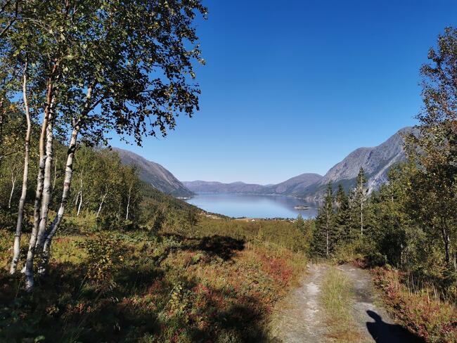 Utsikt fra fjelltopp mot havet i Musken