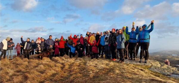 mange turkledde folk på fjellet