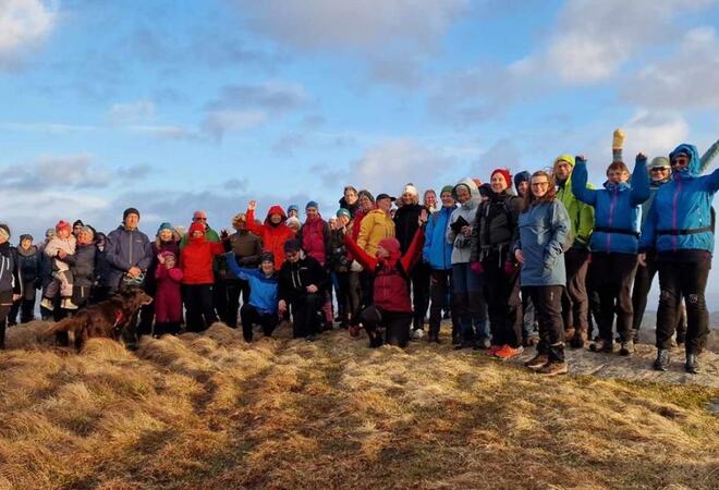 mange turkledde folk på fjellet