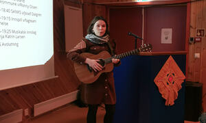 Ronja Katrin Larsen med gitar på Árran