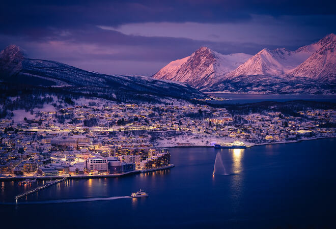 Harstad med deler av Øyriket i bakgrunnen. Foto: Øivind Arvola