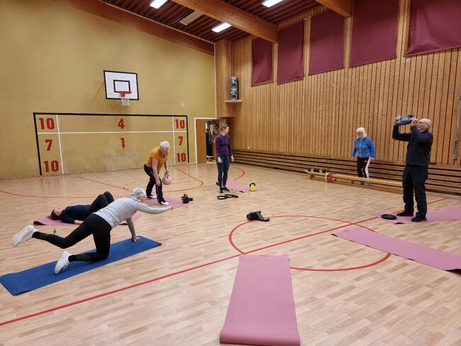 Trening i gymsalen i Kongsvik