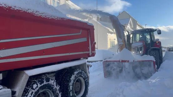 Bilde av en traktor med snøfres som brøyter