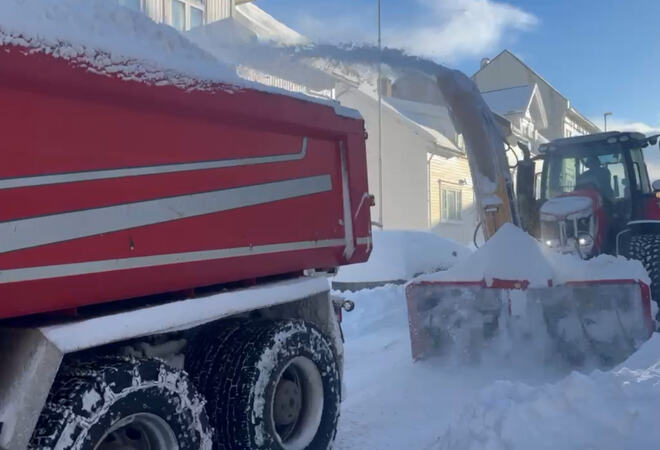 Bilde av en traktor med snøfres som brøyter