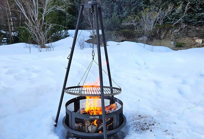 Bål med fyr på stå i snø