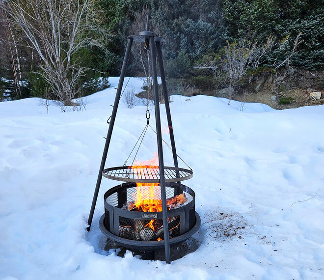 Bål med fyr på stå i snø