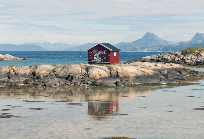 Rødt hus på Tranøy med graffiti på