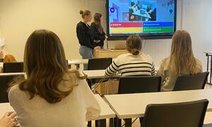 Ungdomsrådet har presentasjon under skolebesøk