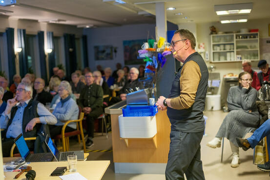 Roger Rasmussen var en av flere som snakket om boliger da pensjonistforeningen inviterte til møte. Foto: Øivind Arvola