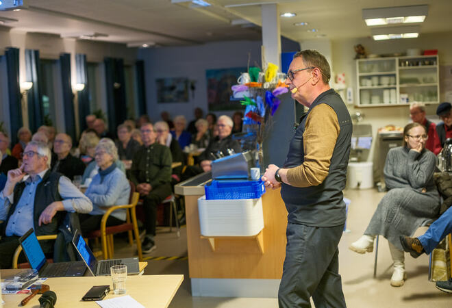Roger Rasmussen var en av flere som snakket om boliger da pensjonistforeningen inviterte til møte. Foto: Øivind Arvola