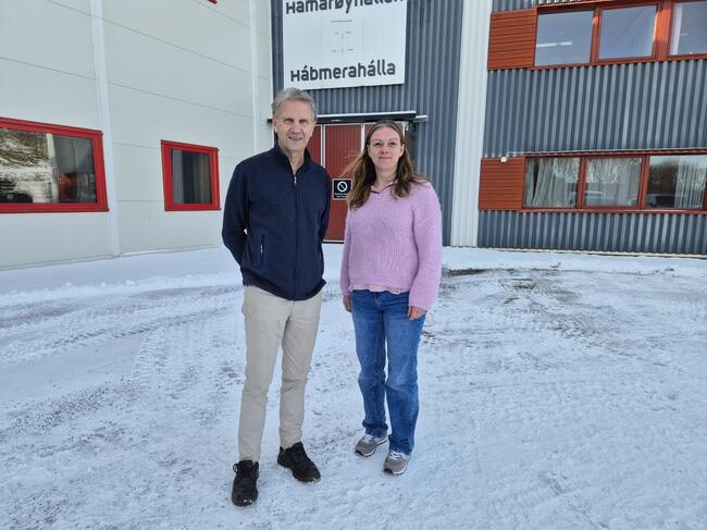 Asbjørn Bye (Ap) er valgt som varaordfører fra 11. mars til 30. juni 2025. Foto: Hamarøy kommune Asbjørn Bye og Britt Kristoffersen Løksa står ute ved Hamarøyhallen