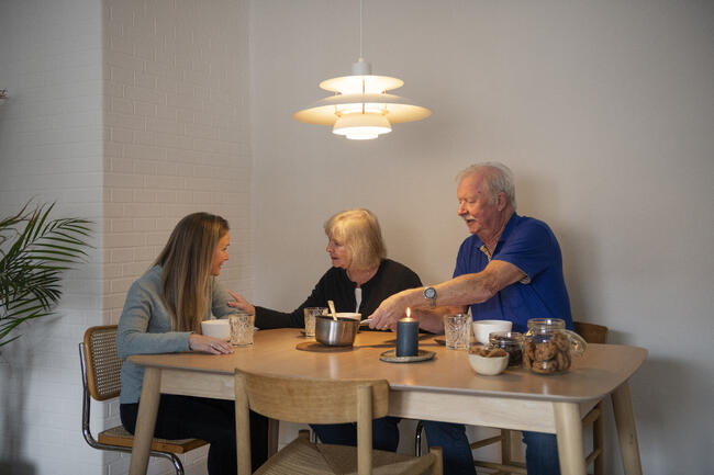 Bilde av tre personer som spiser middag sammen