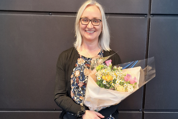 Doktorand med blomsterbukett