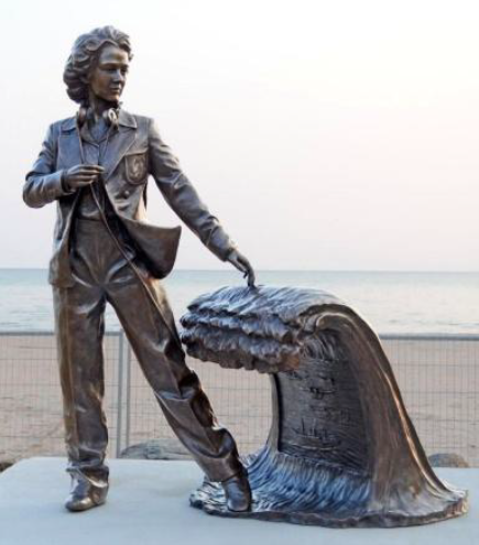 Bilde av statuen "Make Waves"