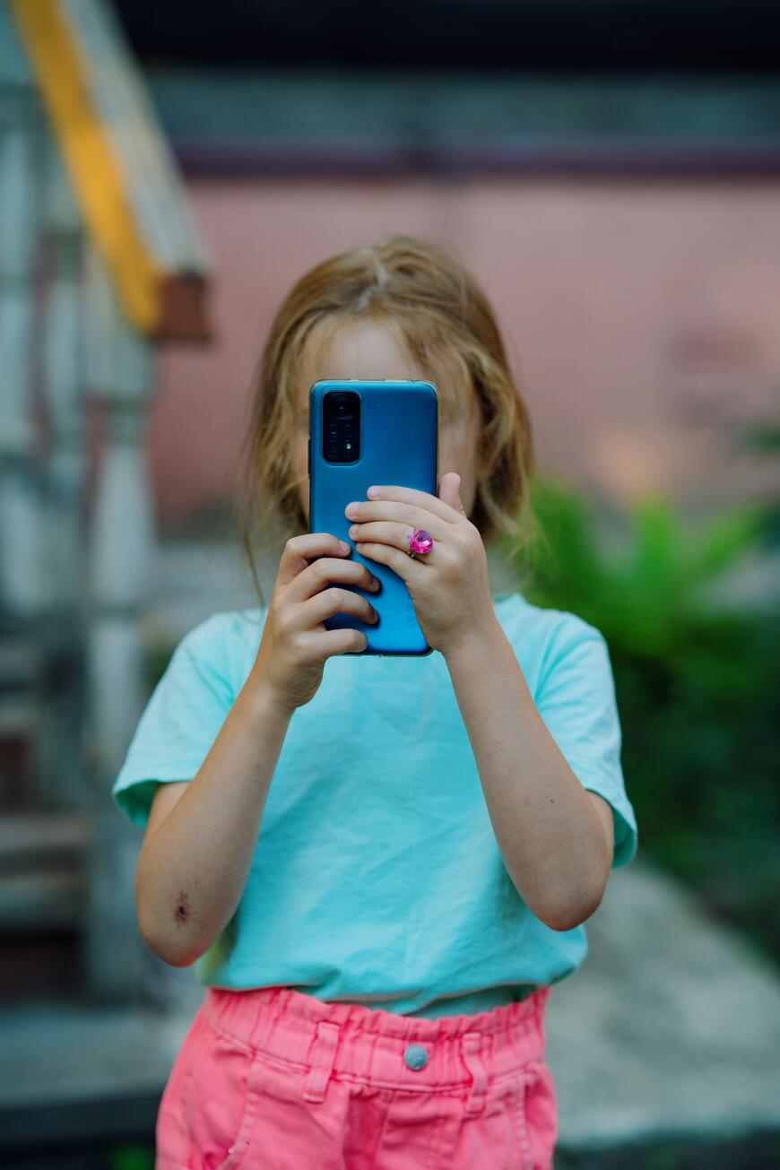 Barn mobiltelefon_andrey-k-mx0U9k5ski0-unsplash
