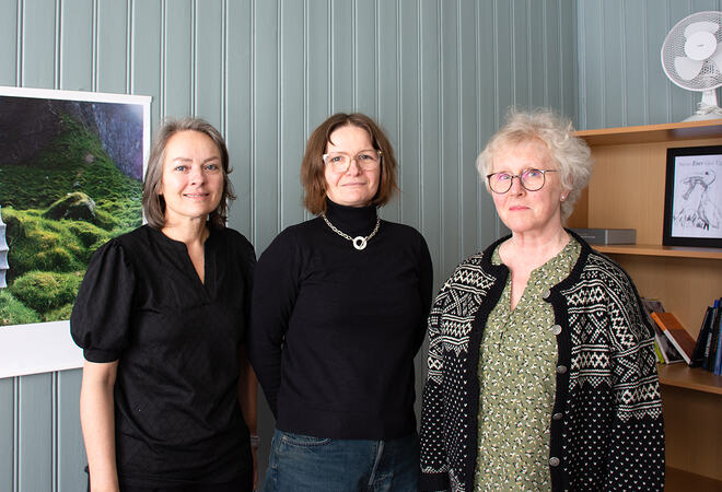 tre damer står ved veggen på rommet Hilde Wisth, Justyna Walus og Astrid Aasebøstøl