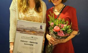 Britt Kristoffersen Løksa og Hilde Fredheim med diplome og blomster