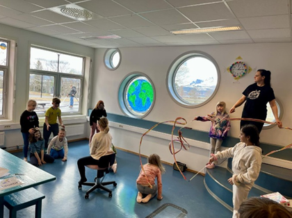 Barn danser på SFO-rommet