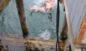 En gutt bader i havet