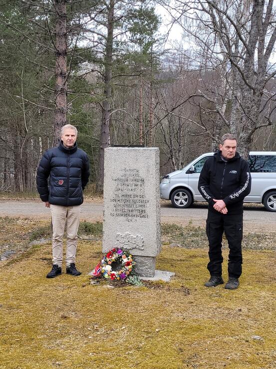 Varaordfører Asbjørn Bye og styremedlem i Hamarøy krigsminnemuseum Trond Inge Mathisen. Foto: Hamarøy kommune Asbjørn Bye og Trond Inge Mathisen
