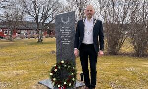 Foto Ordfører ved minnesstein til Jarle Håvard Warberg