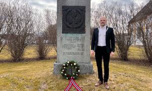 Foto viser Ordfører ved kransenedleggelse ved minnestein til Radiotelegrafist Håkon Andersen, Marineløytnant Asbjørn Grøneng og Feltprest Isak Hoel.