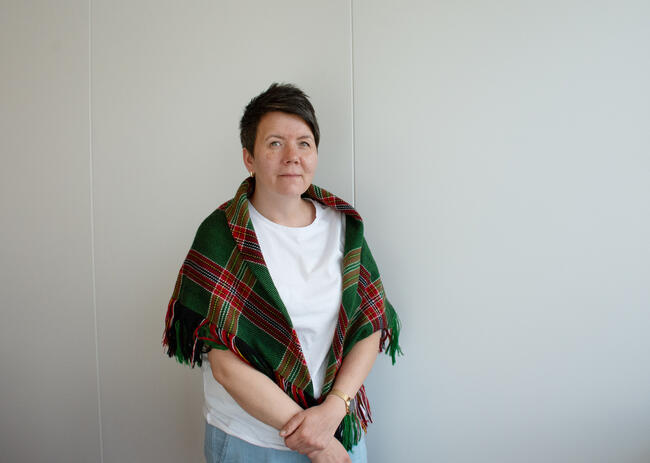 Portretbilde av en dame med samisk sjal
