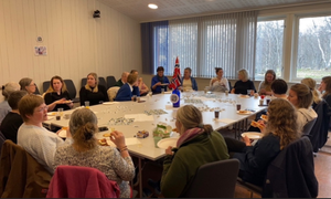 Forsamling av mennesker rundt et bord