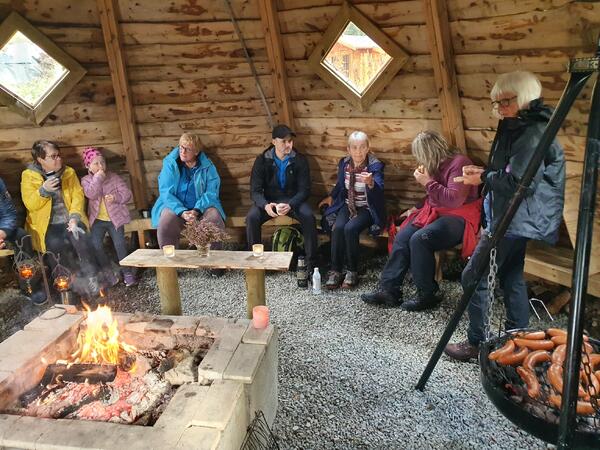 Folk i lavvo i Kongsvik. Ordfører i midten