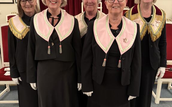 Str. Mari Fageraas Aarøe ved siden av sin ekte søster Anne Berit Bauer