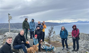 Masse folk står på toppen av fjell