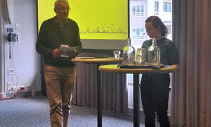En mann og en dame holder foredrag