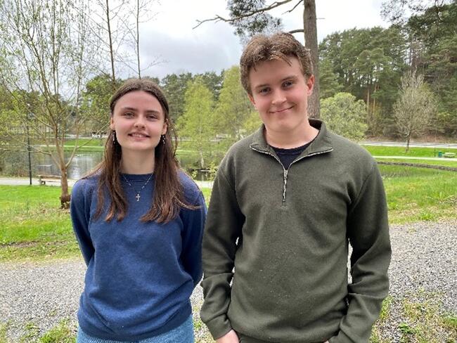 Bildet viser musikklinjeelevane Anna Naomi Reinertsen og Rasmus Kaldestad utandørs