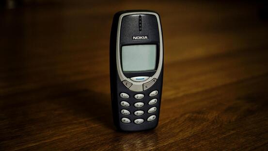 Gamel Nokia telefon står på bordet
