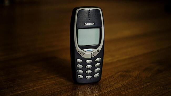 Gamel Nokia telefon står på bordet